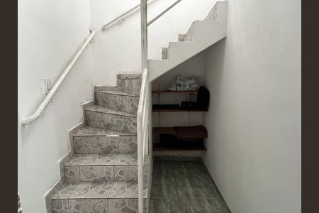 Escada de casa para alugar com 3 quartos, 160m² em Bom Retiro, Santos