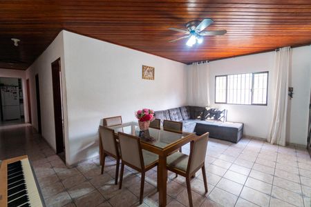 Casa à venda com 240m², 3 quartos e 2 vagasSala
