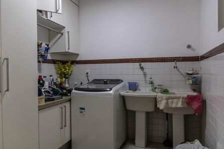 Casa à venda com 487m², 6 quartos e 6 vagasCasa 1 - Área de Serviço
