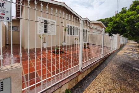 Casa à venda com 160m², 3 quartos e 2 vagas Casa à venda com 160m², 3 quartos e 2 vagasFachada