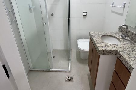 Banheiro de kitnet/studio para alugar com 1 quarto, 30m² em Boqueirão, Santos