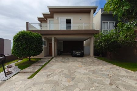 Casa à venda com 325m², 3 quartos e 2 vagasFachada