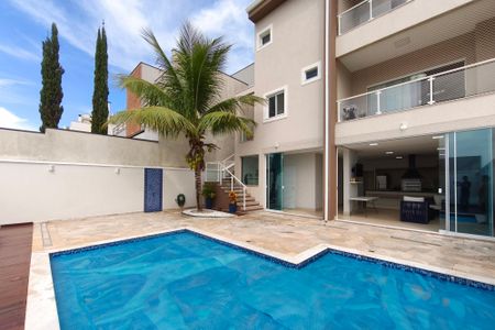 Casa à venda com 325m², 3 quartos e 2 vagasQuintal - Piscina