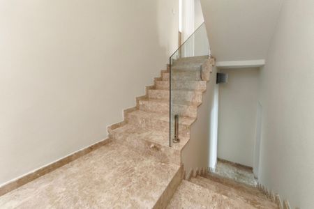 Casa à venda com 325m², 3 quartos e 2 vagasEscada