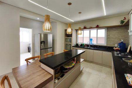 Casa à venda com 325m², 3 quartos e 2 vagasCozinha