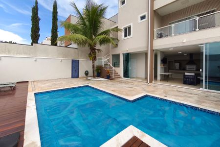 Casa à venda com 325m², 3 quartos e 2 vagasQuintal - Piscina