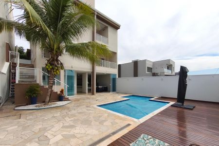 Casa à venda com 325m², 3 quartos e 2 vagasQuintal - Piscina