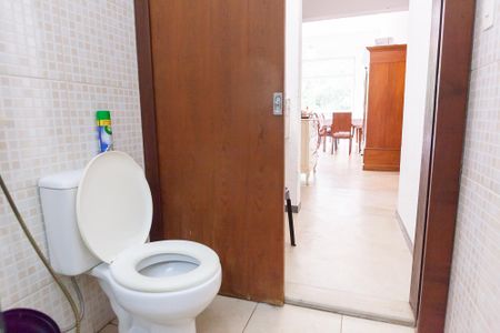Casa de condomínio à venda com 276m², 3 quartos e 4 vagasBanheiro Social