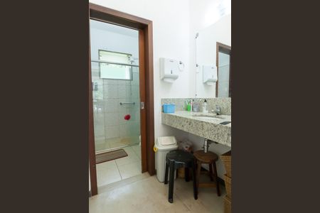 Casa de condomínio à venda com 276m², 3 quartos e 4 vagasBanheiro Social