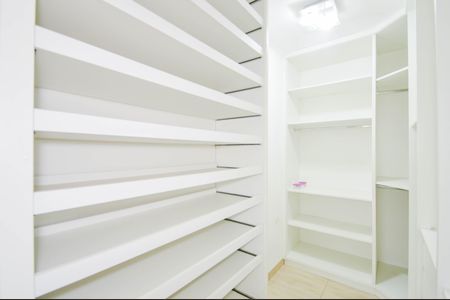 Casa à venda com 170m², 3 quartos e 2 vagasCloset da suíte