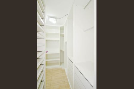 Casa à venda com 170m², 3 quartos e 2 vagasCloset da suíte