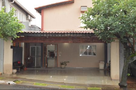 Casa de condomínio para alugar com 210m², 3 quartos e 2 vagasFachada