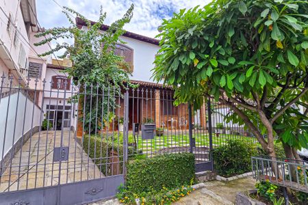 Casa de condomínio para alugar com 250m², 4 quartos e 4 vagas Casa de condomínio para alugar com 250m², 4 quartos e 4 vagasFachada casa