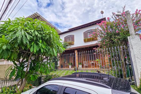 Casa de condomínio para alugar com 250m², 4 quartos e 4 vagas Casa de condomínio para alugar com 250m², 4 quartos e 4 vagasFachada casa