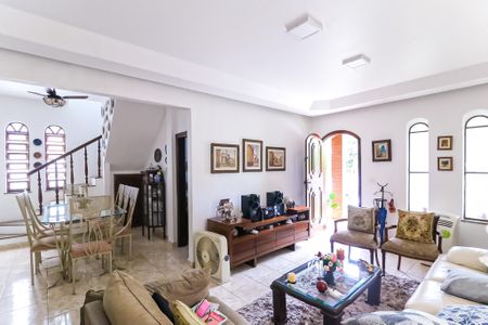 Casa de condomínio para alugar com 250m², 4 quartos e 4 vagas Casa de condomínio para alugar com 250m², 4 quartos e 4 vagasSala