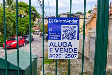 Casa de condomínio para alugar com 250m², 4 quartos e 4 vagas Casa de condomínio para alugar com 250m², 4 quartos e 4 vagasFachado do condomínio com placa