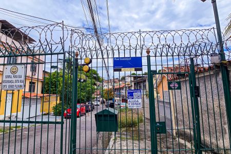 Casa de condomínio para alugar com 250m², 4 quartos e 4 vagas Casa de condomínio para alugar com 250m², 4 quartos e 4 vagasFachado do condomínio com placa