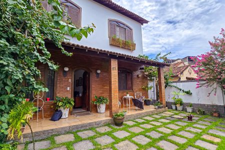 Casa de condomínio para alugar com 250m², 4 quartos e 4 vagas Casa de condomínio para alugar com 250m², 4 quartos e 4 vagasFachada casa