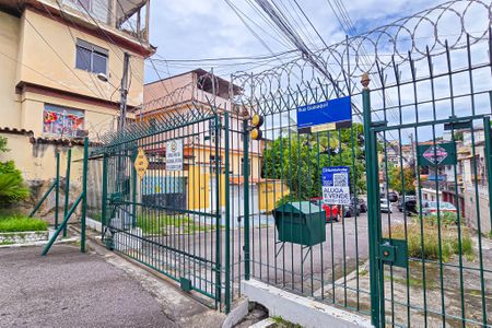 Casa de condomínio para alugar com 250m², 4 quartos e 4 vagas Casa de condomínio para alugar com 250m², 4 quartos e 4 vagasFachado do condomínio com placa