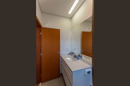 Casa de condomínio à venda com 200m², 3 quartos e 2 vagas Casa de condomínio à venda com 200m², 3 quartos e 2 vagasBanheiro da Suíte 2