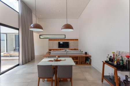 Sala de casa de condomínio à venda com 3 quartos, 200m² em Swiss Park, Campinas