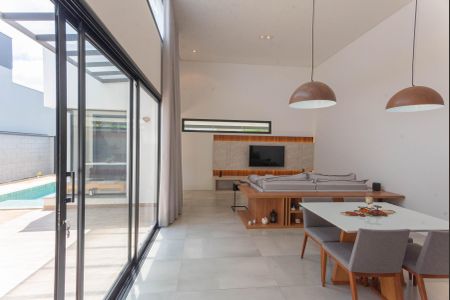 Sala de casa de condomínio à venda com 3 quartos, 200m² em Swiss Park, Campinas