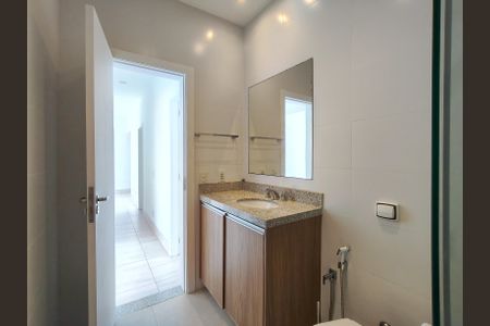 Apartamento para alugar com 123m², 3 quartos e sem vaga Apartamento para alugar com 123m², 3 quartos e sem vagaBanheiro Corredor