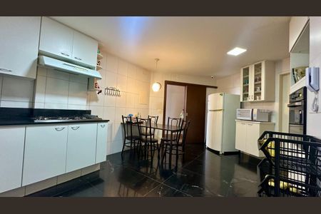 Apartamento à venda com 240m², 4 quartos e 1 vagaCozinha 