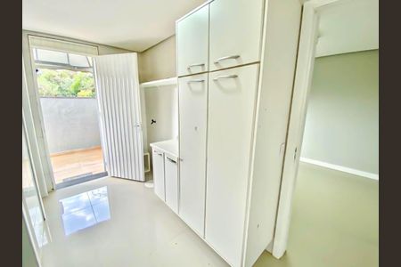 Casa para alugar com 597m², 4 quartos e 6 vagasÁrea de Serviço 