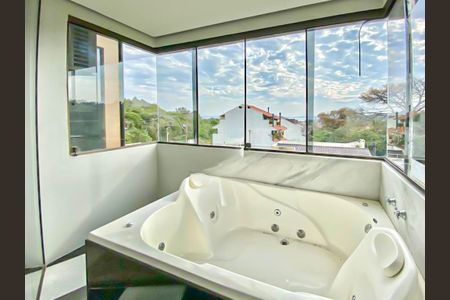 Casa para alugar com 597m², 4 quartos e 6 vagasBanheiro 