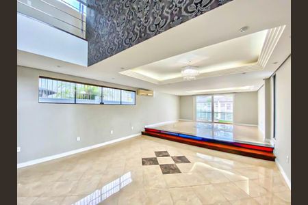 Sala  de casa para alugar com 4 quartos, 597m² em Espírito Santo, Porto Alegre