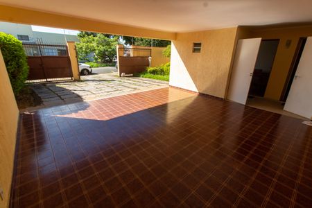 Casa à venda com 465m², 4 quartos e 6 vagas Casa à venda com 465m², 4 quartos e 6 vagasGARAGEM