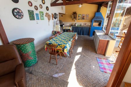 Casa à venda com 465m², 4 quartos e 6 vagas Casa à venda com 465m², 4 quartos e 6 vagasÁREA EXTERNA GOURMET FUNDOS