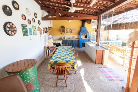 Casa à venda com 465m², 4 quartos e 6 vagas Casa à venda com 465m², 4 quartos e 6 vagasÁREA EXTERNA GOURMET FUNDOS