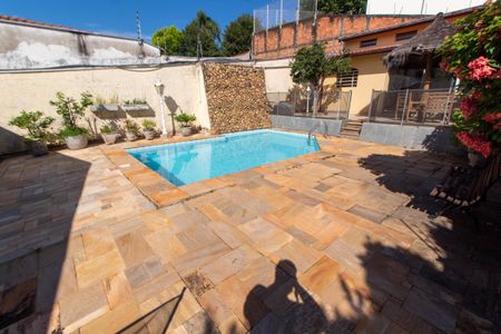 Casa à venda com 465m², 4 quartos e 6 vagas Casa à venda com 465m², 4 quartos e 6 vagasÁREA EXTERNA FUNDOS