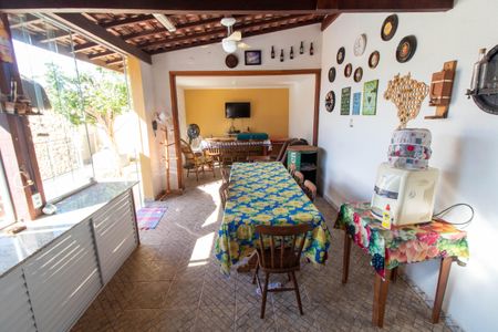 Casa à venda com 465m², 4 quartos e 6 vagas Casa à venda com 465m², 4 quartos e 6 vagasÁREA EXTERNA GOURMET FUNDOS