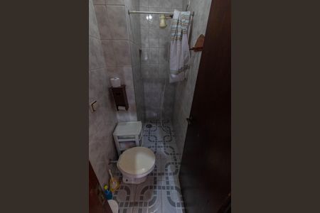 Casa à venda com 465m², 4 quartos e 6 vagas Casa à venda com 465m², 4 quartos e 6 vagasBANHEIRO DA LAVANDERIA FUNDOS