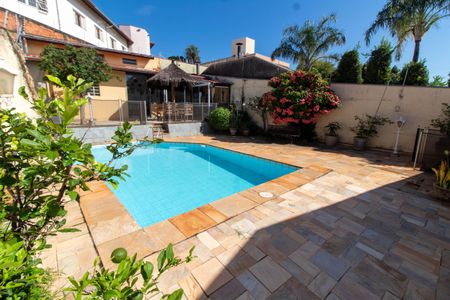 Casa à venda com 465m², 4 quartos e 6 vagas Casa à venda com 465m², 4 quartos e 6 vagasÁREA EXTERNA FUNDOS