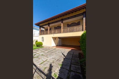 Casa à venda com 465m², 4 quartos e 6 vagas Casa à venda com 465m², 4 quartos e 6 vagasÁREA EXTERNA FRENTE
