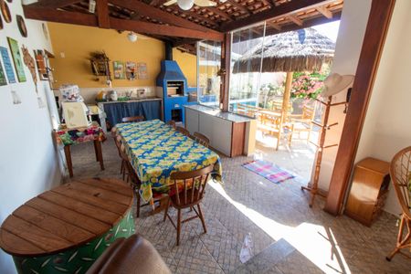 Casa à venda com 465m², 4 quartos e 6 vagas Casa à venda com 465m², 4 quartos e 6 vagasÁREA EXTERNA GOURMET FUNDOS