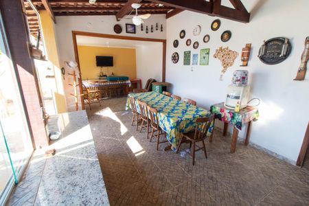 Casa à venda com 465m², 4 quartos e 6 vagas Casa à venda com 465m², 4 quartos e 6 vagasÁREA EXTERNA GOURMET FUNDOS