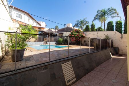 Casa à venda com 465m², 4 quartos e 6 vagas Casa à venda com 465m², 4 quartos e 6 vagasÁREA EXTERNA FUNDOS