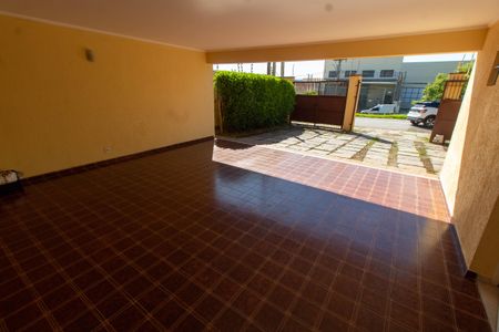 Casa à venda com 465m², 4 quartos e 6 vagas Casa à venda com 465m², 4 quartos e 6 vagasGARAGEM