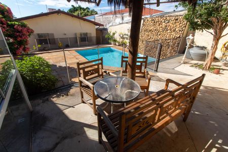 Casa à venda com 465m², 4 quartos e 6 vagas Casa à venda com 465m², 4 quartos e 6 vagasÁREA EXTERNA FUNDOS