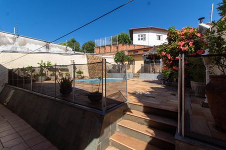 Casa à venda com 465m², 4 quartos e 6 vagas Casa à venda com 465m², 4 quartos e 6 vagasÁREA EXTERNA FUNDOS