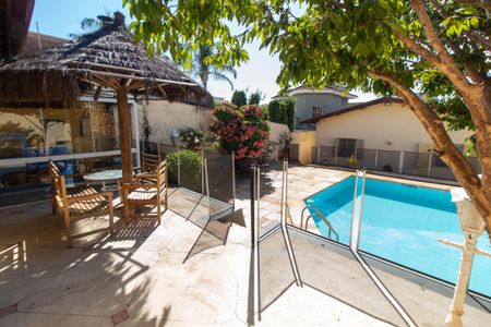 Casa à venda com 465m², 4 quartos e 6 vagas Casa à venda com 465m², 4 quartos e 6 vagasÁREA EXTERNA FUNDOS