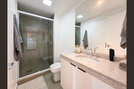 Banheiro  de apartamento para alugar com 1 quarto, 44m² em Passo d’Areia, Porto Alegre