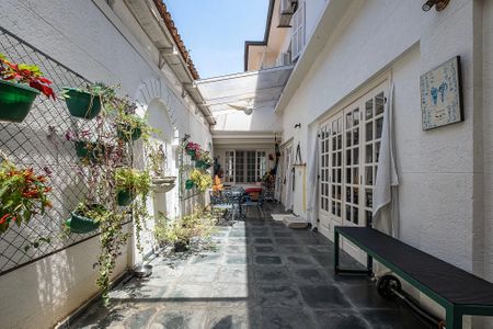 Casa à venda com 400m², 4 quartos e 4 vagas Casa à venda com 400m², 4 quartos e 4 vagasQuintal