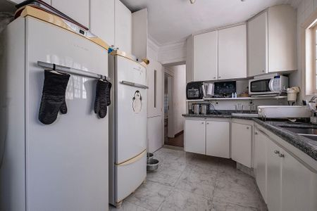 Casa à venda com 400m², 4 quartos e 4 vagas Casa à venda com 400m², 4 quartos e 4 vagasCozinha