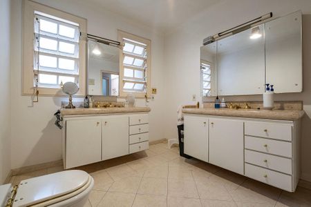 Casa à venda com 400m², 4 quartos e 4 vagas Casa à venda com 400m², 4 quartos e 4 vagasBanheiro